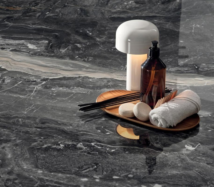 Panel de porcelana Perpetual Orobico Blend Pulido 48x109 con aspecto de mármol