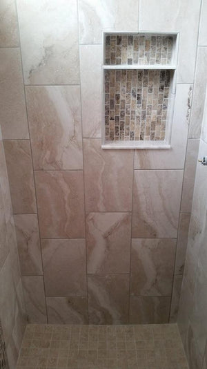Mosaico de ladrillo de travertino plateado 1x2, acabado mate, en plancha de 12x12