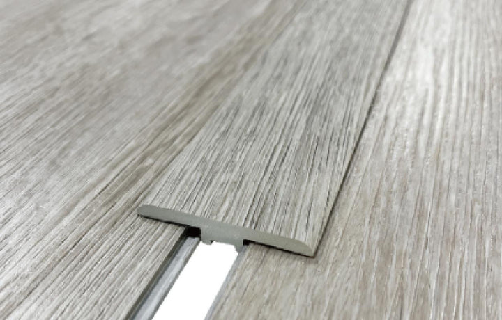 Moldura en T LVT gris lobo de 94"