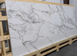 Cubierta de porcelana Coverlam Calacata Vaglie 48x109 tipo mármol