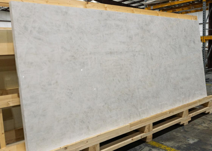 Panel de Porcelanato Esmaltado Tipo Mármol Marmoteca Frozen 48x110 Pulgadas